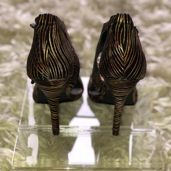 Stylish Zebra Pumps - Picture 3 of 5